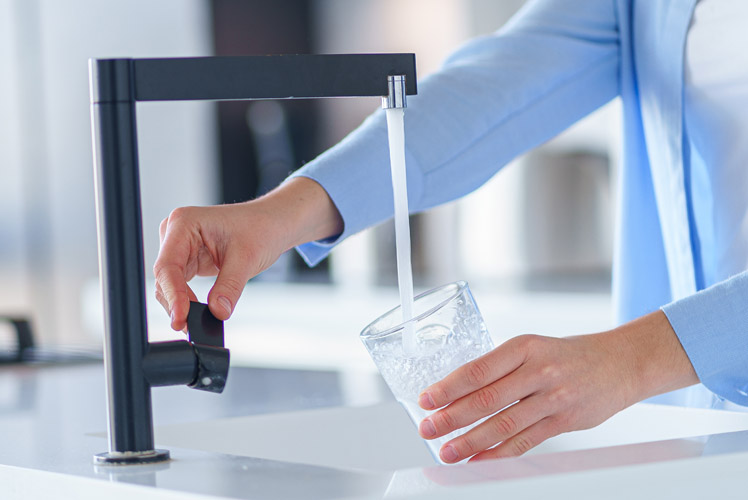 Darf ich Wasser aus dem Wasserhahn trinken? Ist das ungesund? AKTIVgesund