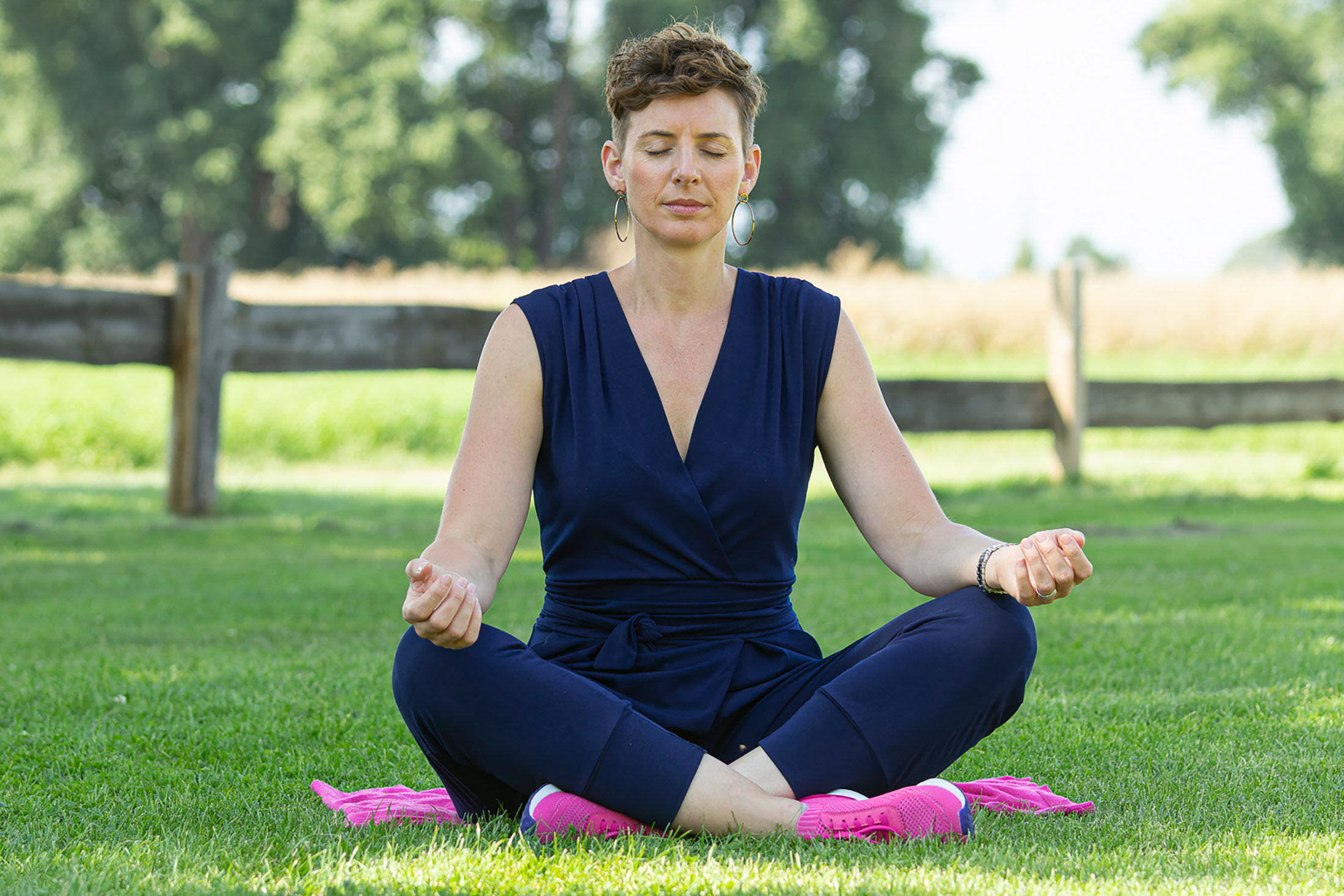 Corinna-Werner-CleverHealth_Corinna-draussen-Meditieren