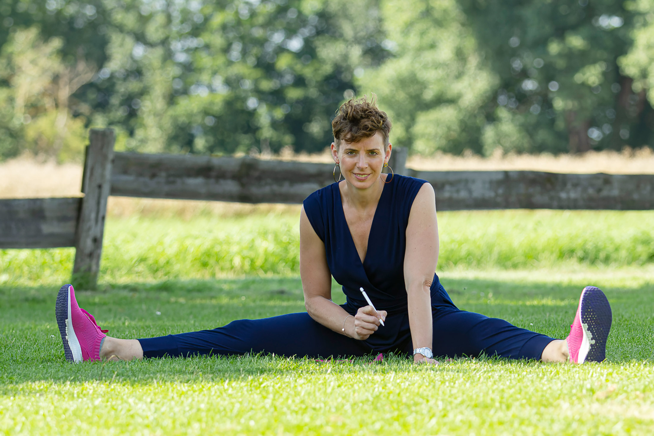 Corinna-Werner-CleverHealth_Corinna-draussen-Spagat_Stift